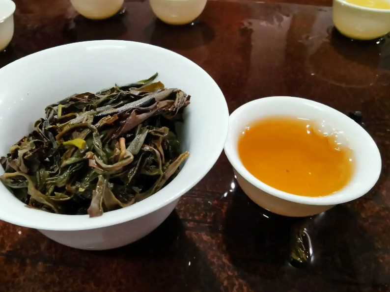 茶界珍品：乌龙茶之大红袍和铁观音